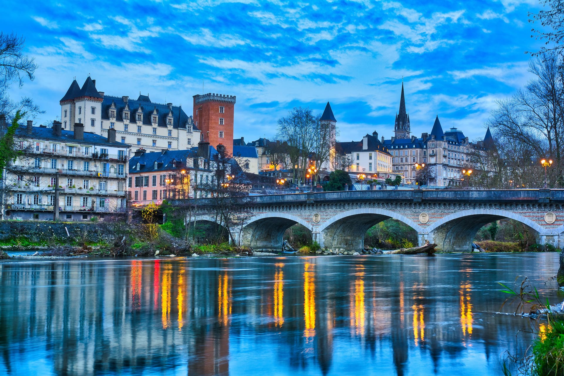 Pau/Pyrénées (Uzein) — local identity